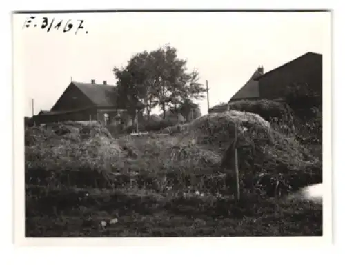 2 Fotografien unbekannter Fotograf, Ansicht Averlak, Bauerngehöft mit Heuschobern