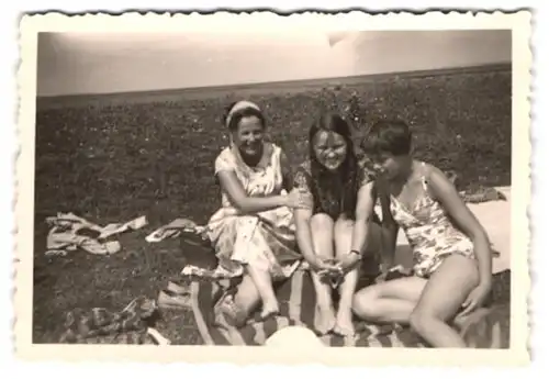 2 Fotografien unbekannter Fotograf, Ansicht Wangerooge, Mädchen mit Zopf im Sommerkleid & Badeanzug am Strand
