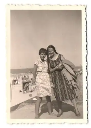 2 Fotografien unbekannter Fotograf, Ansicht Wangerooge, Mädchen mit Zopf im Sommerkleid & Badeanzug am Strand