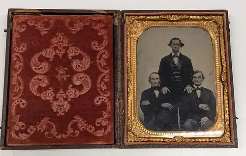 Fotografie Ambrotypie 1 /4 Platte, drei ältere Herren in feinen Anzügen, Wangen koloriert, Schachtel, Metallrahmen