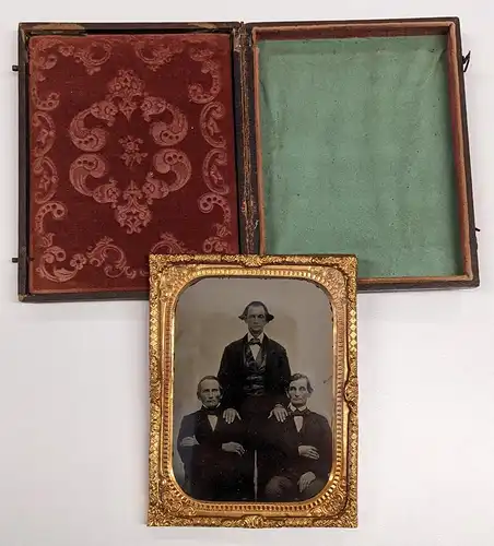 Fotografie Ambrotypie 1 /4 Platte, drei ältere Herren in feinen Anzügen, Wangen koloriert, Schachtel, Metallrahmen
