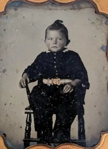 Fotografie Ambrotypie auf 1 /6 Platte, junger Knabe auf Kinderhochsitz, Knöpfe und Schnalle koloriert