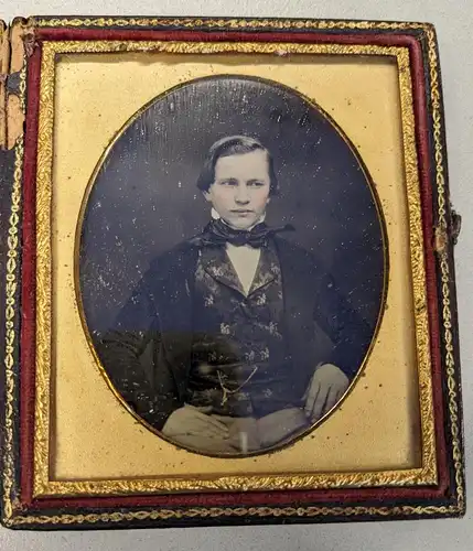 Fotografie Daguerreotypie auf 1 /6 Kupferplatte, wohlhabender Knabe im Anzug mit Weste (Details Koloriert)