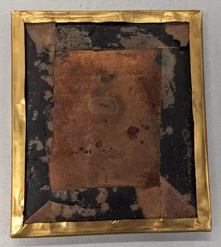 Fotografie Daguerreotypie auf 1 /6 Kupferplatte, wohlhabender Knabe im Anzug mit Weste (Details Koloriert)