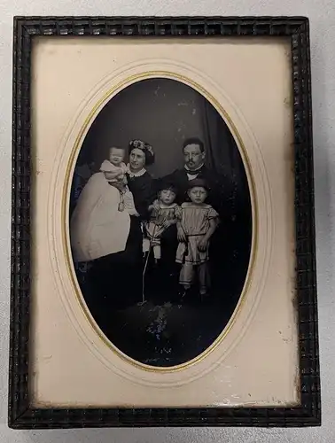 Fotografie Ambrotypie auf 1 /4 Platte, Fotograf: G. J. Koch, Heide i. H., Portrait Friedrich Wilhelm Brodarsen + Familie