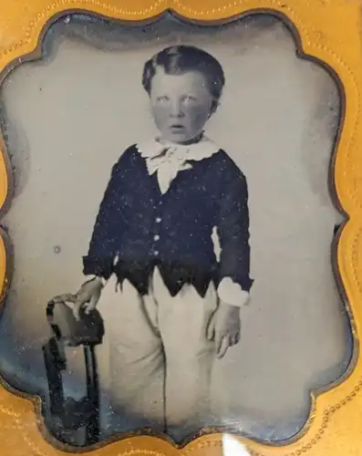 Fotografie Ambrotypie niedlicher Knabe im Anzug, auf 1 /6 Platte in original Schachtel, ca 1870