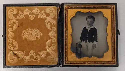 Fotografie Ambrotypie niedlicher Knabe im Anzug, auf 1 /6 Platte in original Schachtel, ca 1870