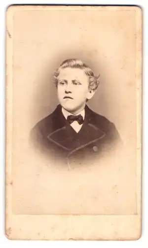 Fotografie Max Stettmeyer, München, Zweibrueckenstrasse 2, Jüngling mit blonden Haaren und schwarzer Fliege