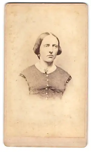 Fotografie Fr. Xav. Hiltner, Augsburg, Klinkerstrasse, Junge Dame mit müdem Blick und weissem Kragen