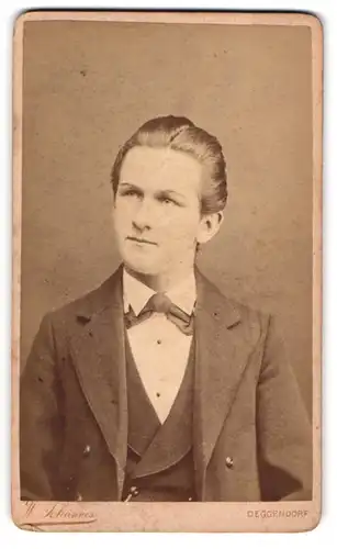 Fotografie W. Johannes, Deggendorf, Junger Mann mit zurückgekämmten Haaren und gepunkteter Fliege