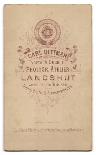 Fotografie Carl Dittmar, Landshut, Dame mit Rüschen und Schleifen und einem ernsten Blick