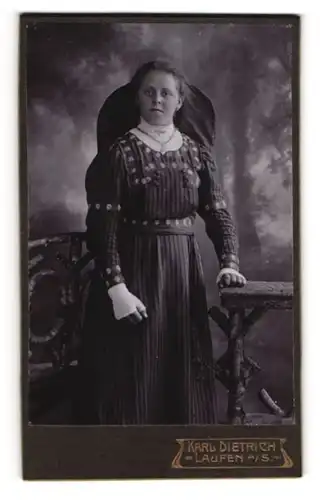 Fotografie Karl Dietrich, Laufen a. S., Junge Dame mit weissen Handschuhen und Brosche