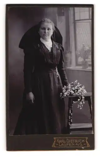 Fotografie Karl Dietrich, Laufen a. S., Junge Dame mit Blumenstrauss und schwarzem Kleid