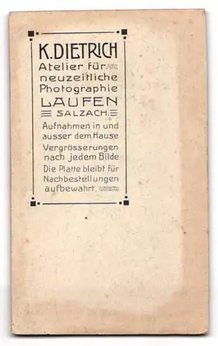 Fotografie Karl Dietrich, Laufen a. S., Junge Dame mit Blumenstrauss und schwarzem Kleid