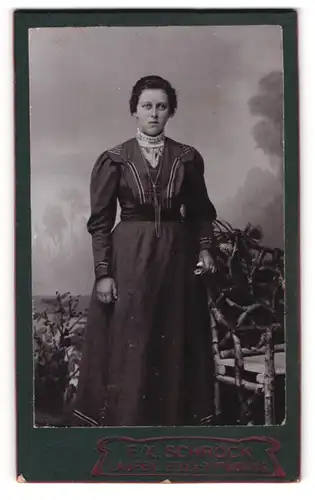 Fotografie F. X. Schröck, Laufen, Bezirksamtsgasse, Junge Frau in schwarzem Kleid mit langer Halskette