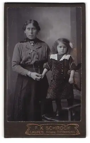 Fotografie F. X. Schröck, Laufen, Bezirksamtsgasse, Mutter in Bluse und Rock mit niedlichem Kind im Kleid