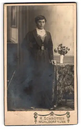 Fotografie R. Schrötter, Mühldorf a. Inn, Katharinen Vorstadt 98, Junge Dame in schwarzem Kleid mit Gürtel und Kette