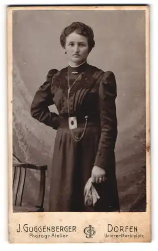 Fotografie J. Guggenberger, Dorfen, Unterer Marktplatz, Junge Dame in schwarzem Kleid mit weissen Handschuhen