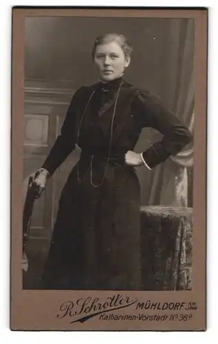 Fotografie R. Schrötter, Mühldorf, Katharinen-Vorstadt 98, Junge Dame in schwarzem Kleid mit langer Silberkette