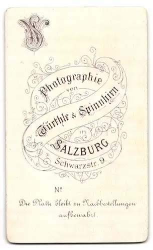 Fotografie Würthle & Spinnhirn, Salzburg, Schwarzstr. 9, Junge Frau in tailliertem Kleid mit Knöpfen