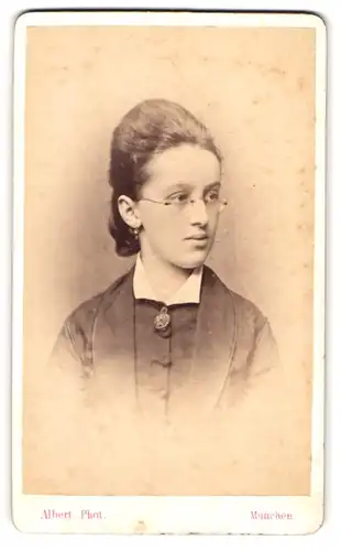 Fotografie J. Albert, München, Junge Dame mit Brille und hohem Zopf