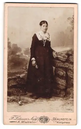 Fotografie A. Miehler, Traunstein, Königstrasse, Junge Frau in schwarzem Kleid mit weissem Kragen und Halskette