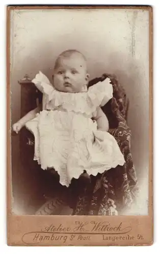Fotografie H. Wittrock, Hamburg-St. Pauli, Langereihe 54, Niedliches Baby in weissem Kleid