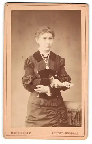 Fotografie Adolph Junghans, Neustadt-Magdeburg, Breiteweg 21, Junge Dame mit Kette und Karte in der Hand