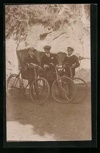 Foto-AK Drei Buben mit ihren Fahrrädern