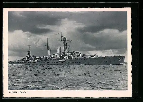 AK Kreuzer Emden der Kriegsmarine sticht in See