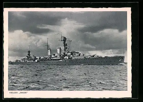 AK Kreuzer Emden der Kriegsmarine sticht in See