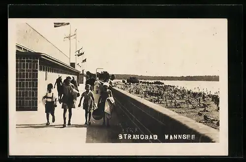 AK Berlin-Wannsee, Auf der Promenade des Strandbads Wannsee