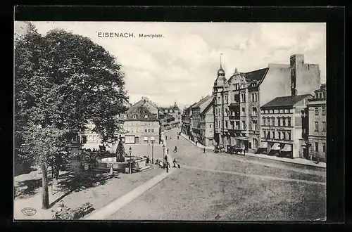 AK Eisenach, Strassenzug am Marktplatz mit Geschäften und Brunnen