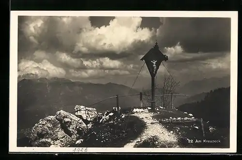 AK Kreuzeck, Gipfelkreuz unter Wolken