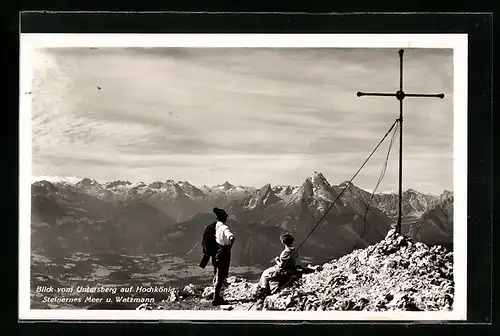 AK Untersberg, Gipfelkreuz mit Wanderern und Watzmannblick