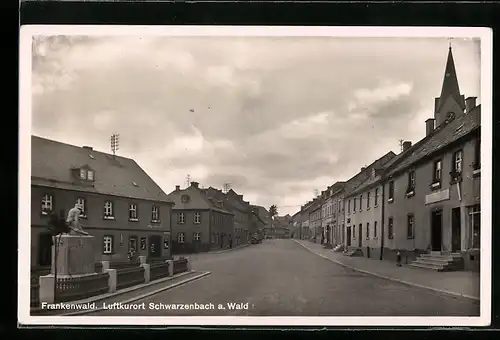 AK Schwarzenbach a. Wald, Strassenpartie mit Kriegerdenkmal und Kirche