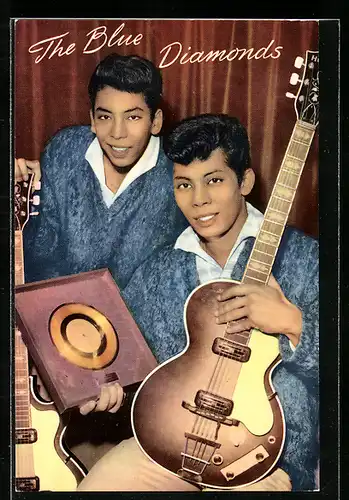 AK Musiker-Duo The Blue Diamonds mit Gitarre in die Kamera schauend