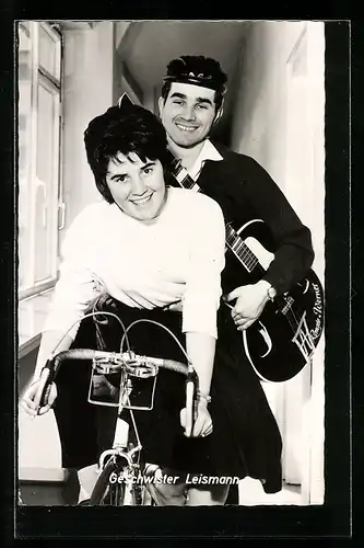 AK Musiker-Band Geschwister Leismann mit Fahrrad und Gitarre posierend