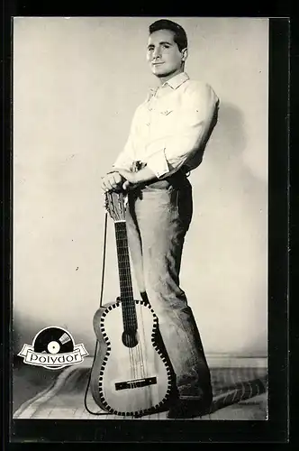 AK Musiker Freddy mit seiner Gitarre