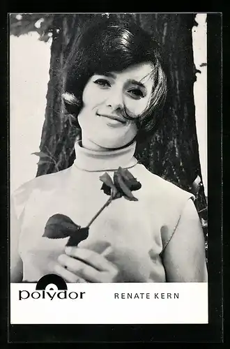 AK Musikerin Renate Kern mit einer Rose