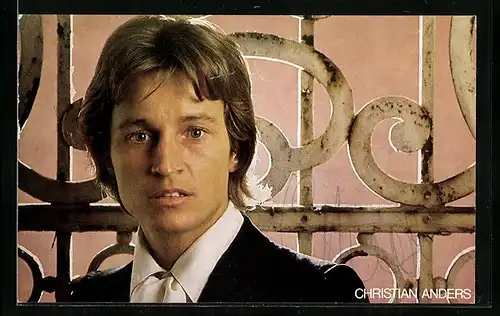 AK Musiker Christian Anders vor einem Torgitter