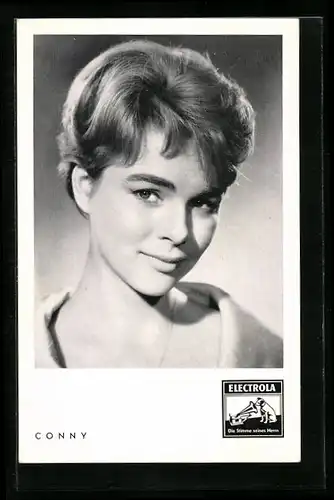 AK Musikerin Conny Froboess skeptisch in die Kamera schauend