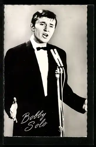 AK Musiker Bobby Solo singt ins Mikrophon