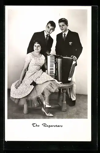 AK Musiktrio The Regarstars mit Akkordeon, Autograph rückseitig
