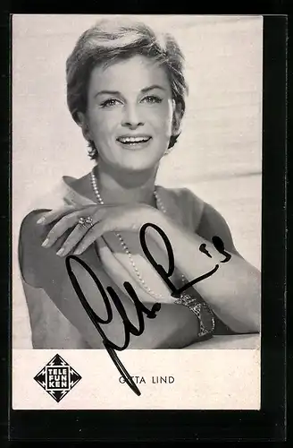 AK Musikerin Gitta Lind mit Perlenkette, Autograph