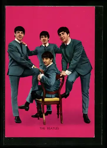 AK Musiker der Beatles posieren an einem Stuhl