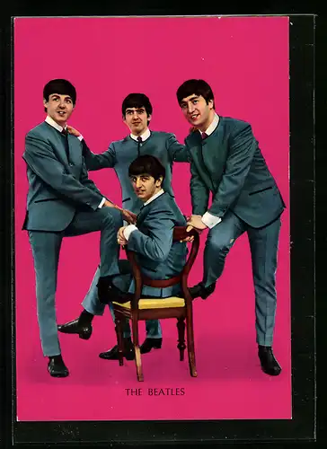 AK Musiker der Beatles posieren an einem Stuhl