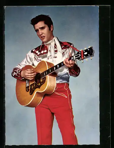 AK Musiker Elvis Presley singend und Gitarre spielend
