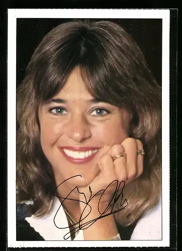 AK Musiker Suzi Quatro lächelnd in Kamera blickend