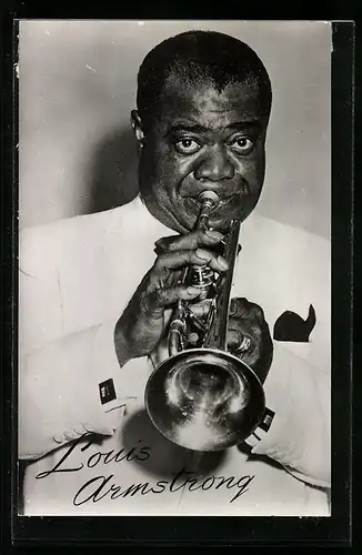 AK Musiker Louis Armstrong mit seiner Trompete